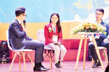 Nguyễn Thị Hồng (giữa) giao lưu cùng các bạn trẻ.