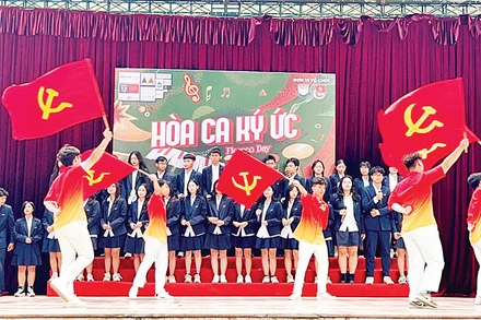 Tổ chức các phong trào, hoạt động đoàn và giáo dục chính trị tư tưởng tại các trường THPT góp phần tạo nguồn phát triển đảng viên trong học sinh.