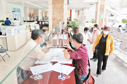 Hướng dẫn người dân, doanh nghiệp khai thuế tại Cục Thuế Thành phố Hồ Chí Minh. (Ảnh P.N) 