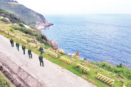 Cán bộ, chiến sĩ Đồn Biên phòng Cù Lao Chàm trong giờ tuần tra bảo vệ chủ quyền biển đảo. (Ảnh THỦY NGUYÊN) 