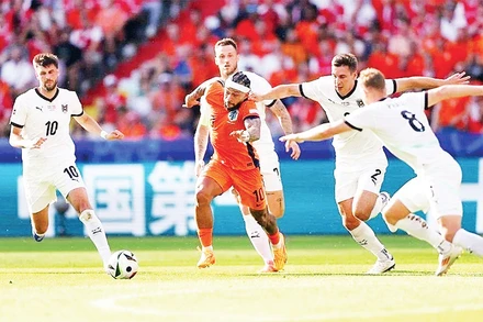 Pha tranh bóng trong trận Áo thắng Hà Lan 3-2 tại vòng bảng EURO 2024.