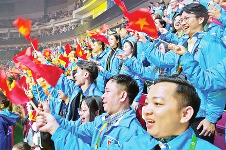 Đoàn đại biểu Thanh niên Việt Nam dự lễ khai mạc. (Ảnh XUÂN HƯNG)