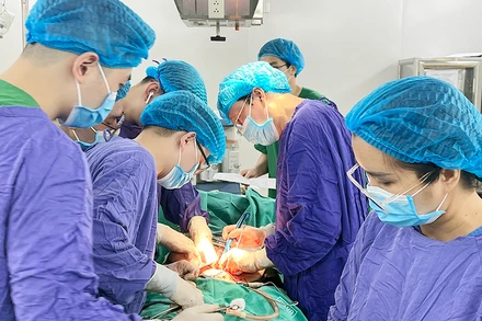 Các bác sĩ Bệnh viện Ung bướu Hà Nội phẫu thuật cho bệnh nhân ung thư. (Ảnh HOÀNG HƯƠNG)