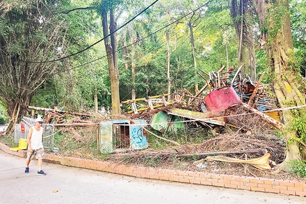 Các hạng mục trong Công viên Tuổi trẻ Thủ đô đã được tháo dỡ, nhưng chưa được thu dọn, trả lại mặt bằng.