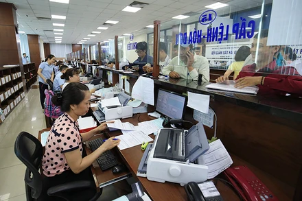 Giải quyết thủ tục hành chính cho doanh nghiệp tại Chi cục Hải quan cửa khẩu Cảng Hải Phòng. (Ảnh DUY LINH)