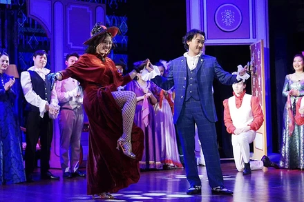 Một cảnh trong vở "Ả cave nhà hàng Maxim" của Nhà hát Kịch Việt Nam. (Ảnh NH)