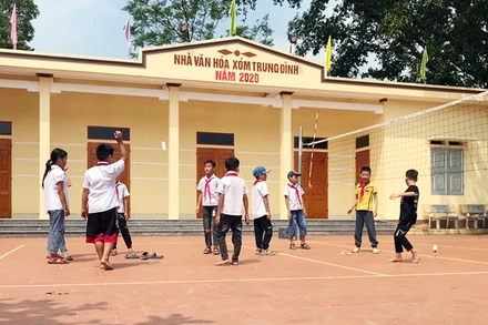 Trẻ em vui chơi tại Nhà văn hóa xóm Trung Đình, xã Bàn Đạt, huyện Phú Bình. (Ảnh VŨ VÂN)