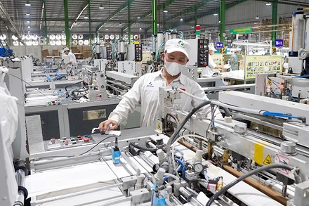 Sản xuất sản phẩm sinh học phân hủy hoàn toàn tại nhà máy của Công ty cổ phần Nhựa An Phát Xanh, tỉnh Hải Dương. (Ảnh TUỆ NGHI)