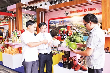 Doanh nghiệp tìm hiểu sản phẩm OCOP tại chương trình hợp tác giữa TP Hồ Chí Minh và các tỉnh Đông Nam Bộ vừa diễn ra tại tỉnh Bình Phước.