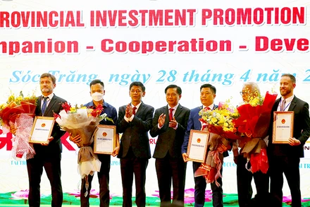 Lãnh đạo tỉnh Sóc Trăng trao giấy phép cho các dự án đầu tư ký kết năm 2022.