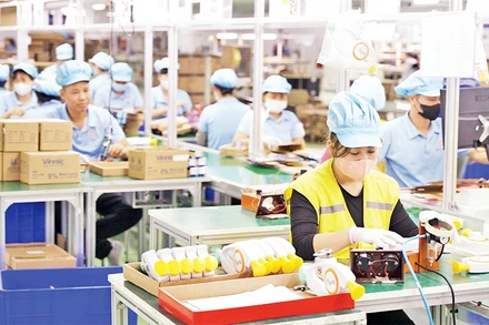 Công nhân Công ty TNHH Moopo Việt Nam, Khu công nghiệp Đồng Văn. (Ảnh ĐÀO PHƯƠNG)