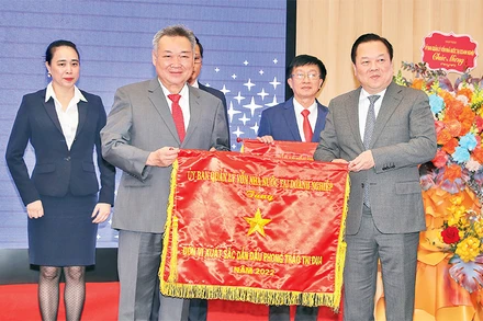 Ủy ban Quản lý vốn nhà nước tại doanh nghiệp tặng cờ đơn vị xuất sắc dẫn đầu phong trào thi đua cho EVNHCMC. Ảnh: EVNHCMC