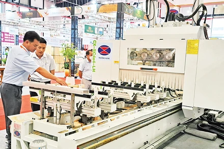 Doanh nghiệp gỗ tỉnh Bình Dương chú trọng đầu tư máy móc, thiết bị chế biến.