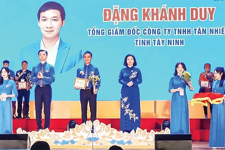 Tuyên dương các điển hình "Thanh niên tiên tiến làm theo lời Bác".