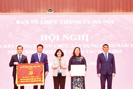 Ủy viên Bộ Chính trị, Bí thư Thành ủy Bùi Thị Minh Hoài trao Cờ thi đua của Ban Tổ chức Trung ương tặng Ban Tổ chức Thành ủy Hà Nội.