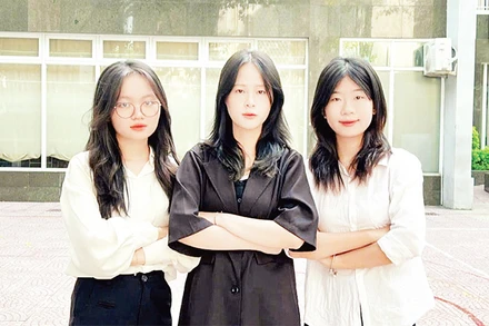 Các thành viên dự án "Hệ thống phát hiện bệnh cây trồng ứng dụng trí tuệ nhân tạo và trạm đo đa năng".