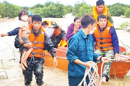 Lực lượng chức năng huyện Ea Súp di dời người dân vùng lũ đến nơi an toàn.