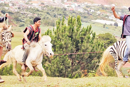 Những cuộc đua kỳ thú dưới chân núi Lang Biang.