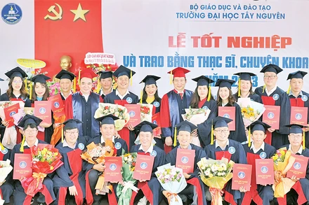 Lãnh đạo Trường đại học Tây Nguyên và các tân thạc sĩ, bác sĩ chuyên khoa cấp I tốt nghiệp năm 2023.