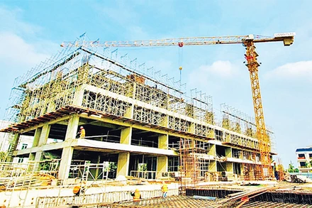 Khu nhà ở xã hội, nhà ở công nhân tại Khu công nghiệp Tràng Duệ (Hải Phòng) đang được khẩn trương xây dựng.