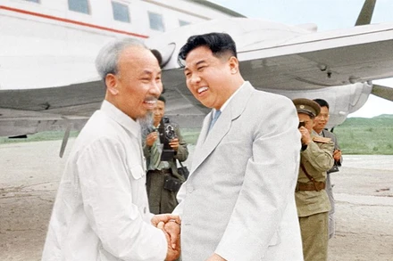 Chủ tịch Hồ Chí Minh gặp nhà lãnh đạo Kim Nhật Thành tại Bình Nhưỡng. (Ảnh tư liệu do Đại sứ quán Triều Tiên tại Việt Nam cung cấp)