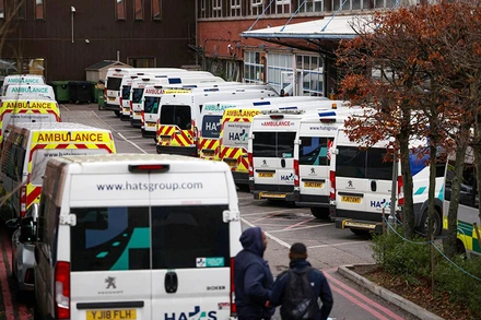 Xe cứu thương xếp hàng dài bên ngoài bệnh viện. (Ảnh REUTERS)