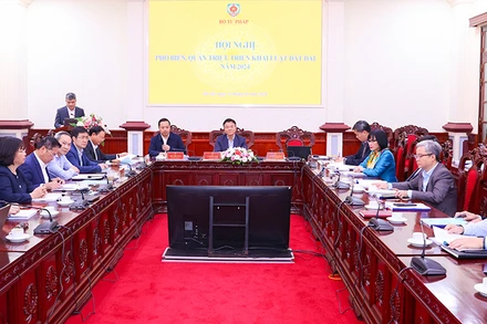 Hội nghị Phổ biến, quán triệt, triển khai Luật Đất đai năm 2024 với hình thức trực tiếp và trực tuyến đến cán bộ, công chức ngành tư pháp. (Ảnh LÊ SƠN) 