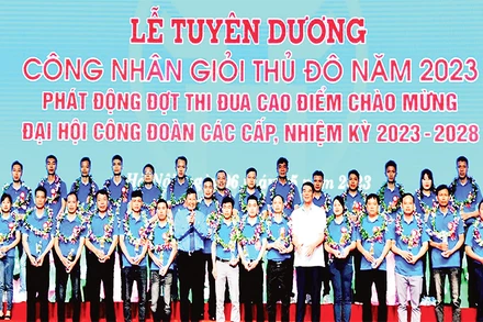 Lãnh đạo Tổng Liên đoàn Lao động Việt Nam trao biểu trưng và hoa cho Công nhân giỏi Thủ đô năm 2023. (Ảnh THẾ CÔNG)