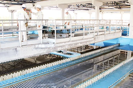 Dây chuyền sản xuất nước sạch tại Nhà máy nước mặt sông Đuống.