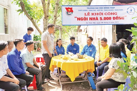 Khởi công xây nhà tặng sinh viên Nguyễn Phúc Thiên, ở ấp Tân Hòa Thượng, xã Tân Mỹ, huyện Lấp Vò, tỉnh Đồng Tháp.