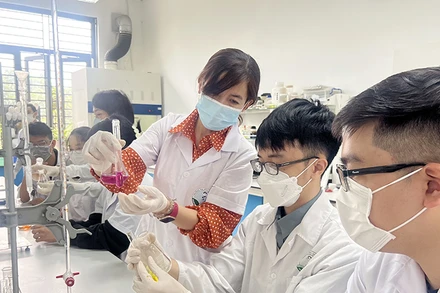 Giảng viên bộ môn Hóa Dược, Trường đại học Dược Hà Nội hướng dẫn sinh viên nghiên cứu khoa học.