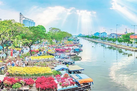 Hình ảnh chợ hoa xuân "Trên bến dưới thuyền" được Ủy ban nhân dân Quận 8 gây dựng để khôi phục nét văn hóa sầm uất xưa tại khu vực bến Bình Đông. (Ảnh UBND QUẬN 8) 