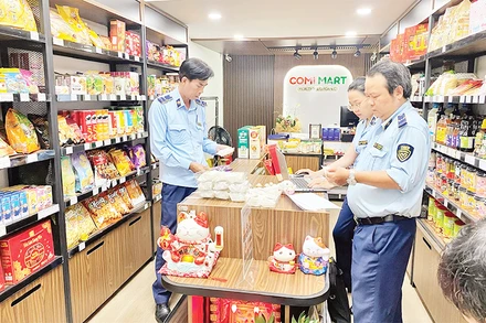 Lực lượng chức năng thành phố thu giữ nhiều bánh trung thu không rõ nguồn gốc, xuất xứ.