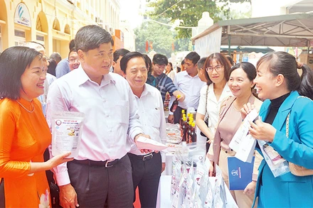 Tham quan gian hàng OCOP Nhân Văn tại Trường đại học Khoa học Xã hội và Nhân văn Thành phố Hồ Chí Minh.