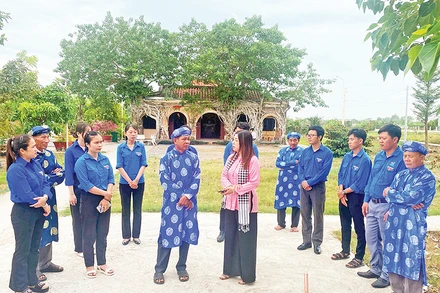 Ban Khánh tiết trao đổi về giá trị di tích lịch sử của đình Tân Đông với đoàn viên, thanh niên.