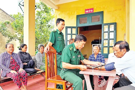 Bộ đội biên phòng tỉnh Sóc Trăng khám bệnh, phát thuốc miễn phí cho người dân vùng biển.
