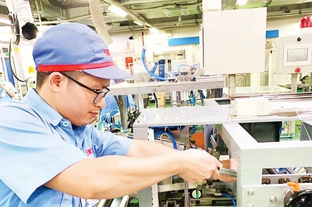 Anh Nguyễn Văn Tuấn (Công ty TNHH SWCC Showa Việt Nam) - gương mặt đại diện Liên đoàn Lao động thành phố Hà Nội nhận Giải thưởng Nguyễn Đức Cảnh lần thứ 4. 