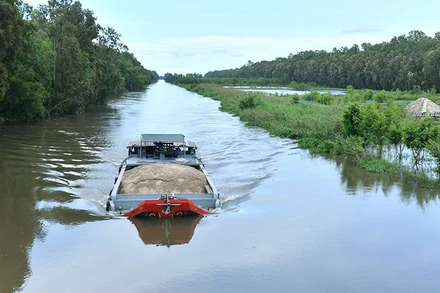 Đồng bằng sông Cửu Long với hệ thống kênh rạch chằng chịt rất thuận lợi cho vận tải thủy. (Ảnh ĐĂNG KHOA)