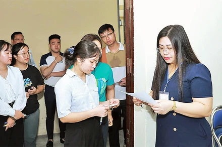 Cán bộ tham gia kỳ thi tuyển dụng công chức, viên chức khối cơ quan Đảng, Mặt trận Tổ quốc và các tổ chức chính trị-xã hội thành phố Hà Nội năm 2023. (Ảnh: QUANG THÁI) 