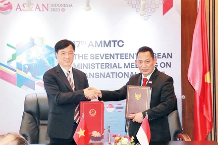 Thứ trưởng Công an Nguyễn Duy Ngọc và Đại tướng Listyo Sigit Prabowo, Tư lệnh Cảnh sát quốc gia, Trưởng AMMTC Indonesia ký kết Nghị định thư sửa đổi bổ sung Bản ghi nhớ giữa Chính phủ hai nước về hợp tác phòng ngừa và đấu tranh chống tội phạm, ngày 21/8/2023. 