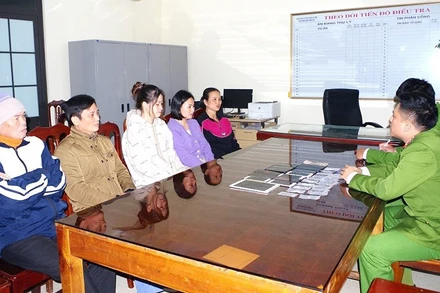 Công an huyện Thanh Liêm, tỉnh Hà Nam triệu tập các đối tượng để điều tra về hành vi "Mua bán trái phép thông tin tài khoản ngân hàng".