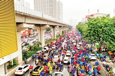 Giao thông ách tắc là vấn đề người dân phải đối mặt hằng ngày do hệ lụy phát sinh của đô thị có tốc độ phát triển nhanh như Hà Nội. (Ảnh ĐĂNG ANH)