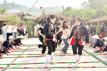 Khách du lịch được trải nghiệm những nét văn hóa đặc sắc khi đến với bản Miền của người Dao quần chẹt (huyện Ba Vì).