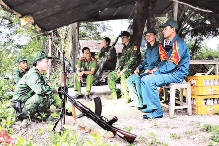 Lực lượng liên ngành tỉnh Long An tuần tra tại các địa điểm, khu vực biên giới "nóng" về buôn lậu. (Ảnh THANH PHONG) 