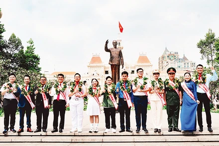 Các công dân trẻ tiêu biểu của Thành phố Hồ Chí Minh trước tượng đài Chủ tịch Hồ Chí Minh. (Ảnh T.ĐOÀN)
