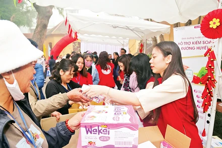 Trao quà cho người nhà bệnh nhân tại phiên "Chợ Xuân" do Bệnh viện Hữu nghị Việt Đức tổ chức. 