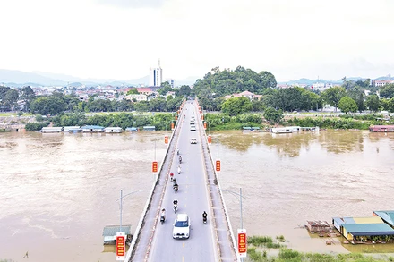 Cầu Nông Tiến bắc qua sông Lô.