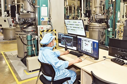 Sản xuất pin năng lượng mặt trời ở Công ty TNHH JA Solar Việt Nam tại Khu công nghiệp Việt Yên, tỉnh Bắc Giang. (Ảnh ĐĂNG ANH) 