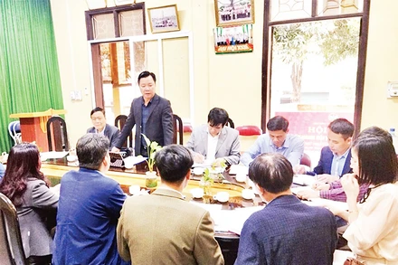 MTTQ thành phố Hà Nội khảo sát việc thực hiện chính sách về bồi thường, hỗ trợ tái định cư, giải phóng mặt bằng triển khai dự án đường vành đai 4 tại huyện Sóc Sơn. (Ảnh NGUYÊN HẠNH)