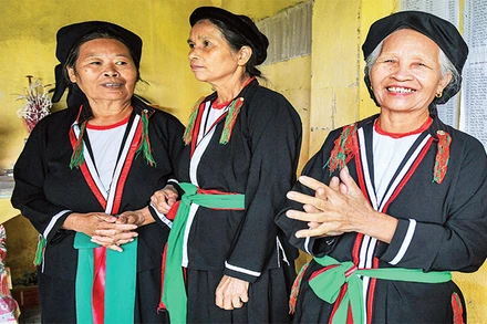 Các cụ già dân tộc Sán Dìu hào hứng hát soọng cô. (Ảnh: THÀNH ĐẠT)